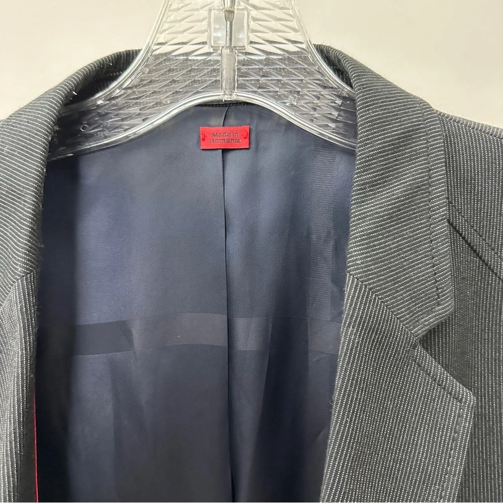 HUGO‎ BOSS BLAZER is 38 R